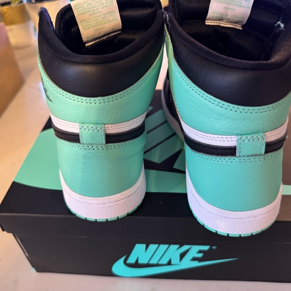 Air Jordan 1 Retro High OG GS 'Green Glow' 2024
Women’s 8.5 Men’s 7 - Picture 6 of 10